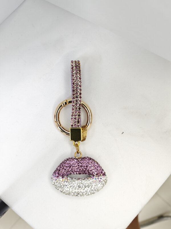 Full diamond kiss pendant